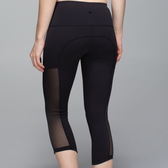 lululemon athletica Pants - Lululemon Hot To Street Crop size 6